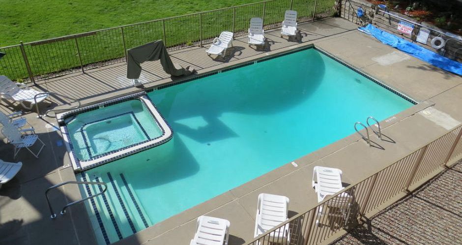 Enjoy the outdoor pool and hot tub after a day on the slopes. - image_7